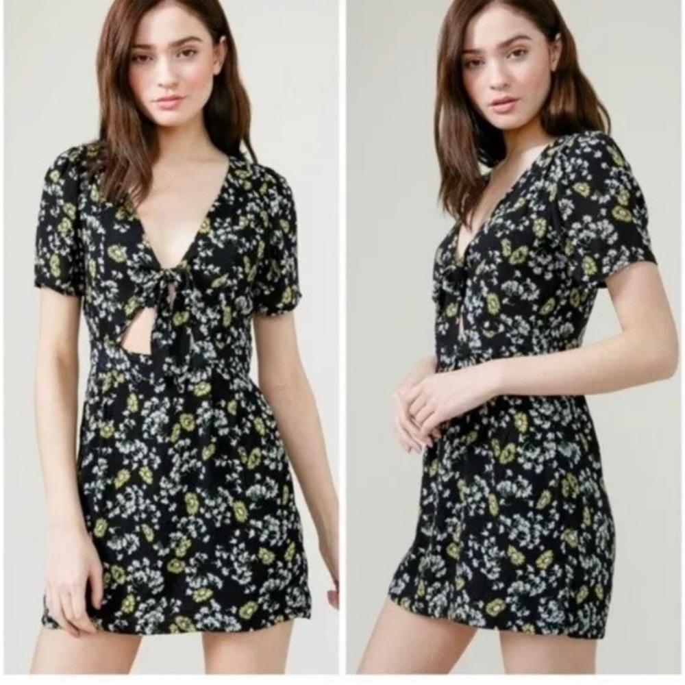 Free People Dark Cottage Jinx Black Floral Print Tie-Front Romper- Size 0 A074